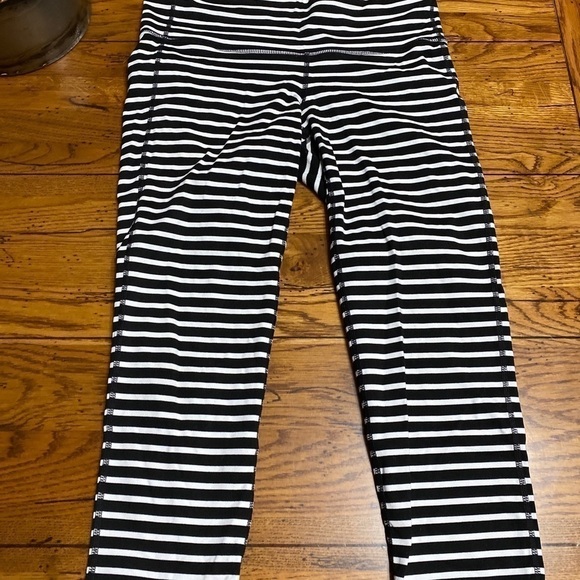 ATHLETA CHATURANGA CAPRI STRIPED LEGGINGS WOMEN'S SIZE M BLACK WHITE YOGA - Picture 6 of 9
